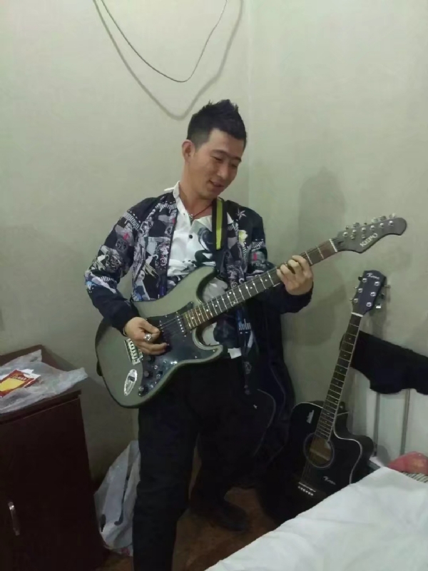 小吉他的第一张照片--淮安相亲服务中心