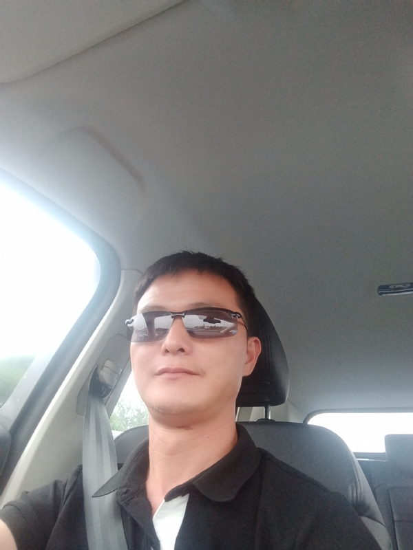 孤独的男人的第一张照片--淮安相亲服务中心