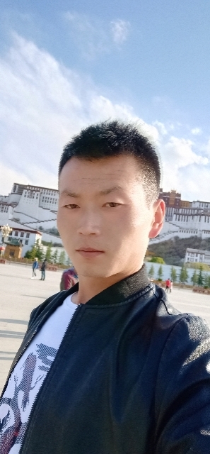 阳光下的小草的第一张照片--淮安相亲服务中心