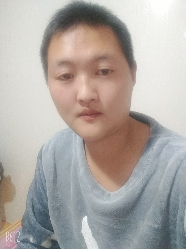 烟圈里透着伤的第二张照片--淮安相亲服务中心