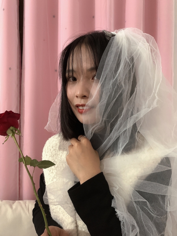 持紫菜包饭的女孩的第一张照片--淮安相亲服务中心