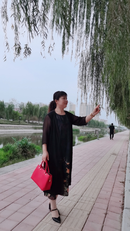 周本玲的第一张照片--淮安相亲服务中心