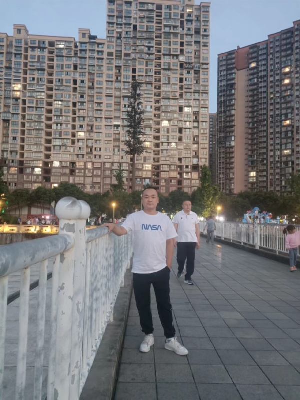 寂寞的男人的第一张照片--淮安相亲服务中心