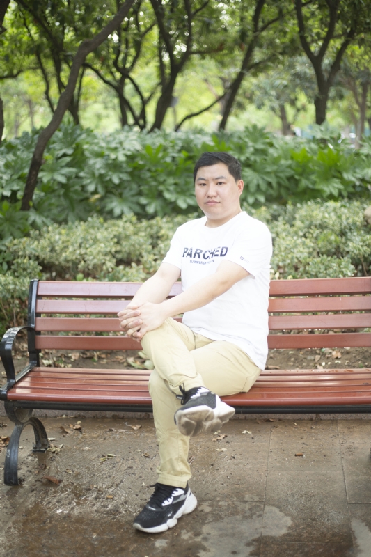 抱着鱼睡觉的猫的第一张照片--淮安相亲服务中心