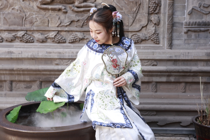 认真的雪的第一张照片--淮安相亲服务中心